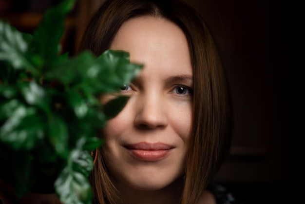 Retrato do rosto de uma mulher de meia idade em plantas verdes sorrindo Uma mulher na casa dos quarenta Relaxamento estado calmo rosto feliz