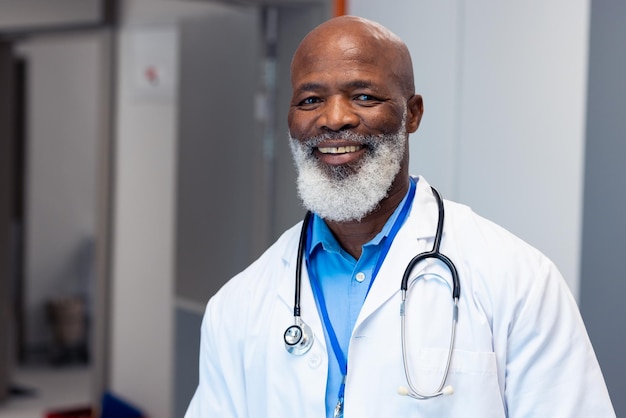 Retrato de un doctor afroamericano sonriente en el pasillo del hospital. Servicios médicos y de salud.