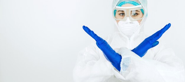 Retrato del doctor cansado después del turno en el hospital. Doctor en ropa protectora. gafas, máscara, guantes en blanco. médico que trata a pacientes con coronavirus. Covid-2019