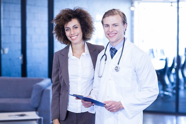 Retrato de doctor y colega sonriendo en el hospital