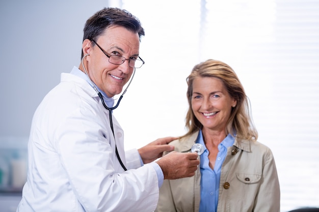 Retrato del doctor examinando a una paciente