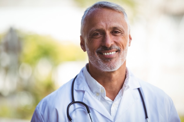 Retrato de un doctor hombre sonriente