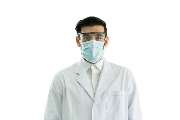 Retrato de doctor con máscara y gafas protectoras aislado sobre fondo blanco.