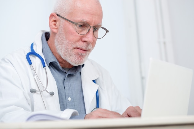 Retrato de doctor en medicina con estetoscopio