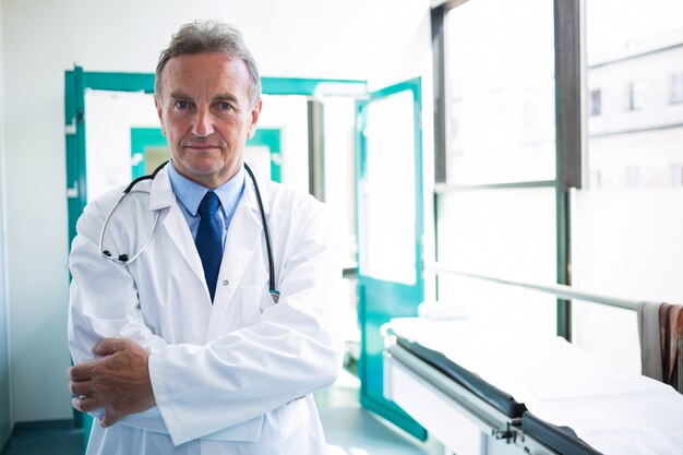 Retrato del doctor de pie con los brazos cruzados