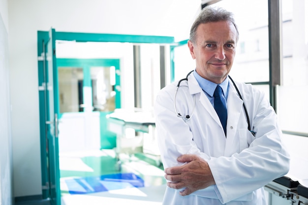 Retrato del doctor de pie con los brazos cruzados