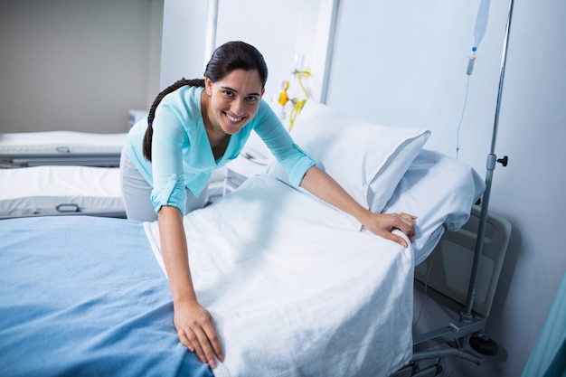 Retrato del doctor preparando la cama para el paciente