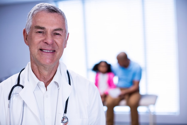 Retrato del doctor de sexo masculino sonriente