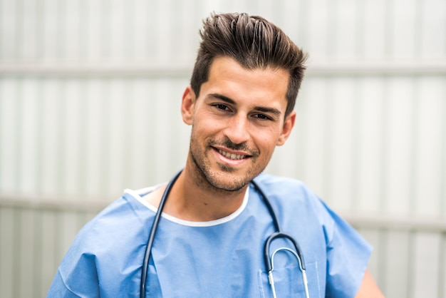 Retrato del doctor sonriendo a la cámara