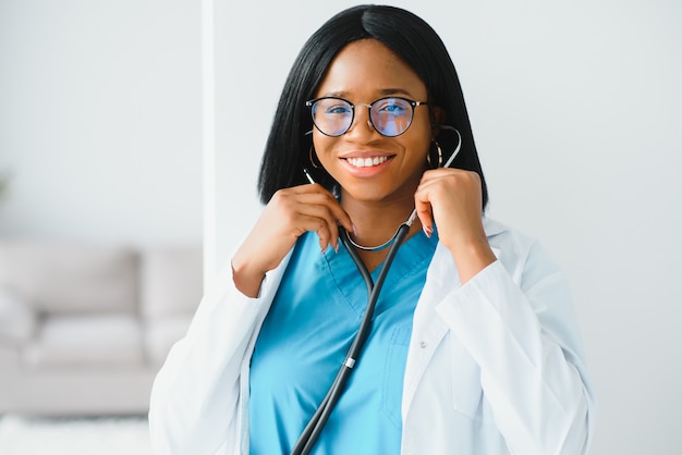 Retrato de doctora africana en el lugar de trabajo