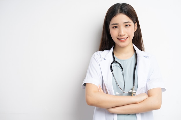 Retrato de doctora asiática con brazos cruzados