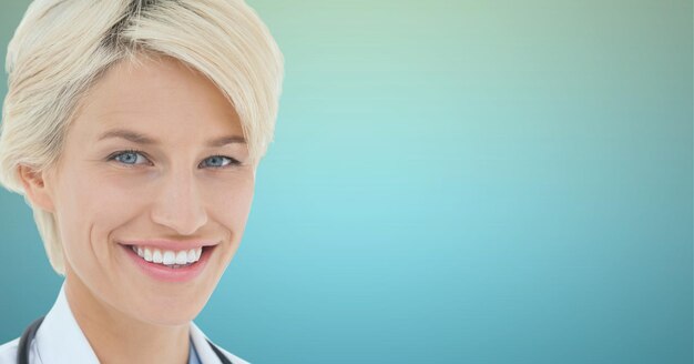 Retrato de doctora caucásica sonriendo contra el fondo azul degradado marrón