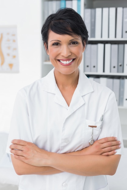 Retrato de una doctora confiada sonriente