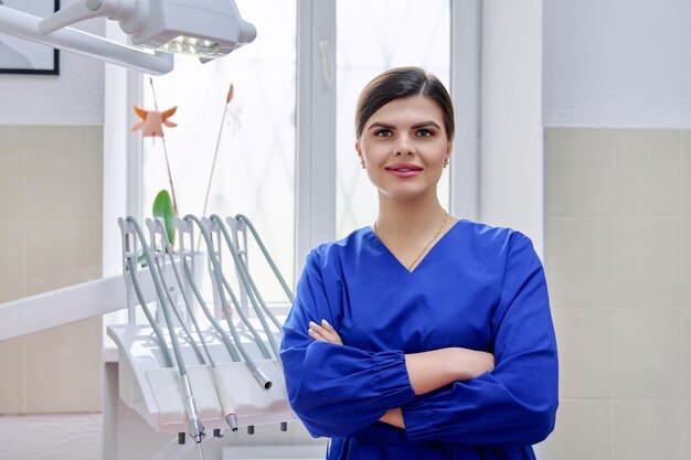 Retrato de una doctora dentista segura de sí misma en el consultorio mirando a la cámara