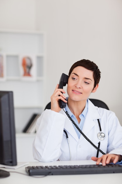 Retrato de una doctora haciendo una llamada telefónica