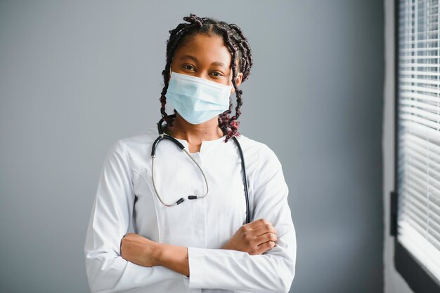 Retrato de una doctora en un hospital moderno