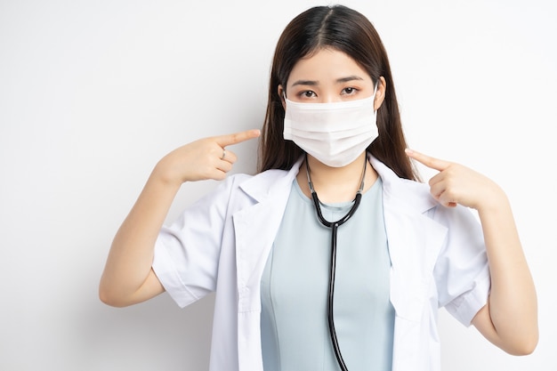 Retrato de doctora instruyendo a usar una máscara correctamente