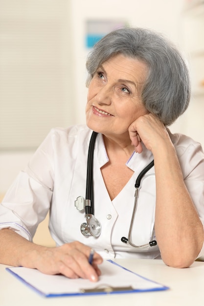 Retrato de una doctora madura en bata blanca