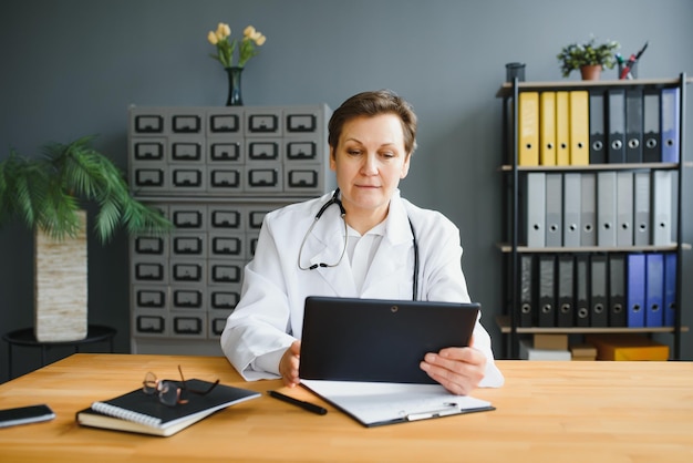 Retrato de una doctora de mediana edad