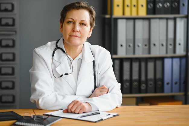 Retrato de una doctora de mediana edad