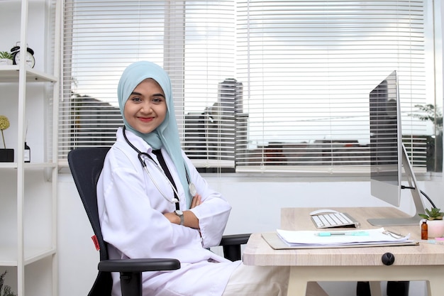 Retrato de una doctora musulmana sonriente en la clínica