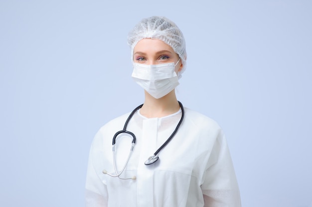 Retrato de una doctora o enfermera con gorro médico y mascarilla