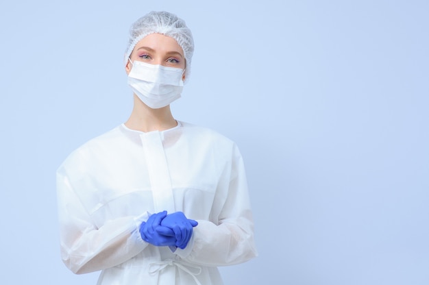 Retrato de una doctora o enfermera con gorro médico y mascarilla