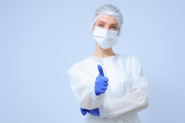 Retrato de una doctora o enfermera con gorro médico y mascarilla