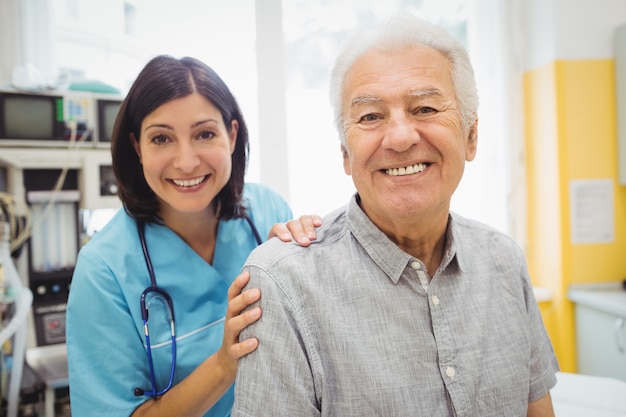 Foto retrato de una doctora y paciente