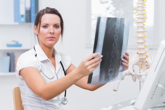 Retrato de doctora con rayos en la clínica