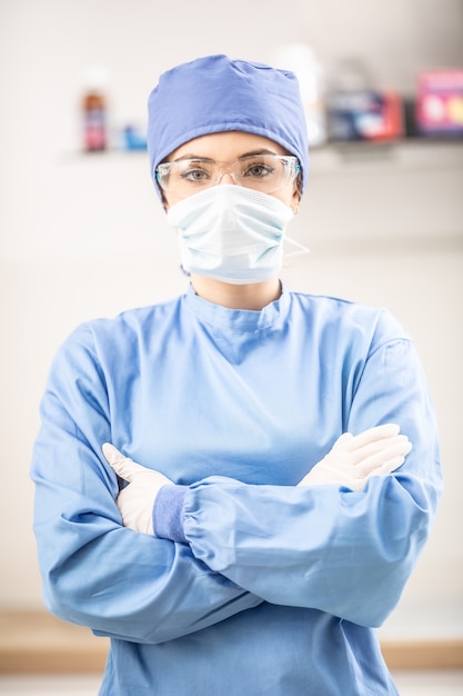 Retrato de doctora en ropa protectora estéril quirúrgica especial.