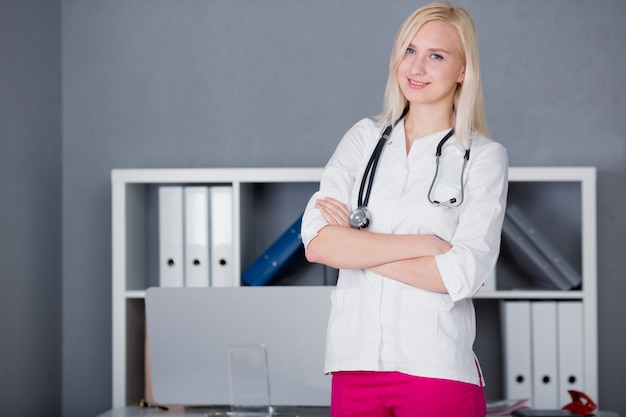 Retrato de una doctora rubia