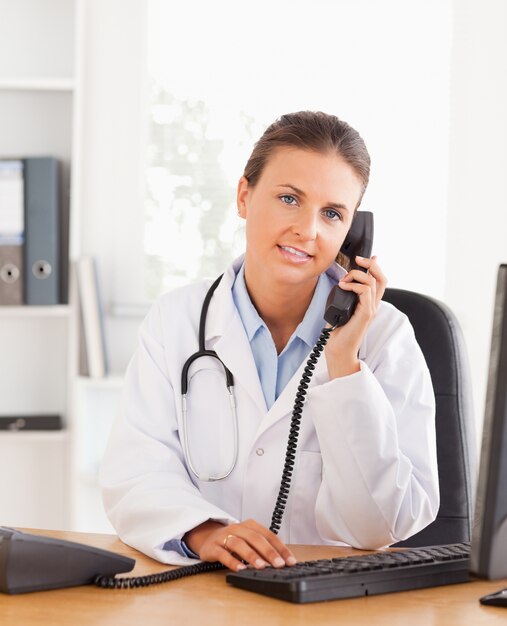 Retrato de una doctora seria en el teléfono