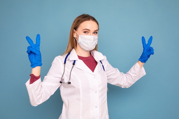 Retrato de una doctora sobre un fondo azul.