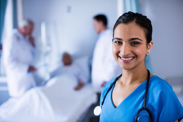 Retrato de doctora sonriendo en la sala