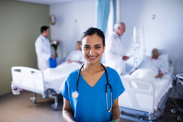 Retrato de doctora sonriendo en la sala