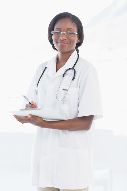 Retrato de una doctora sonriente con informe