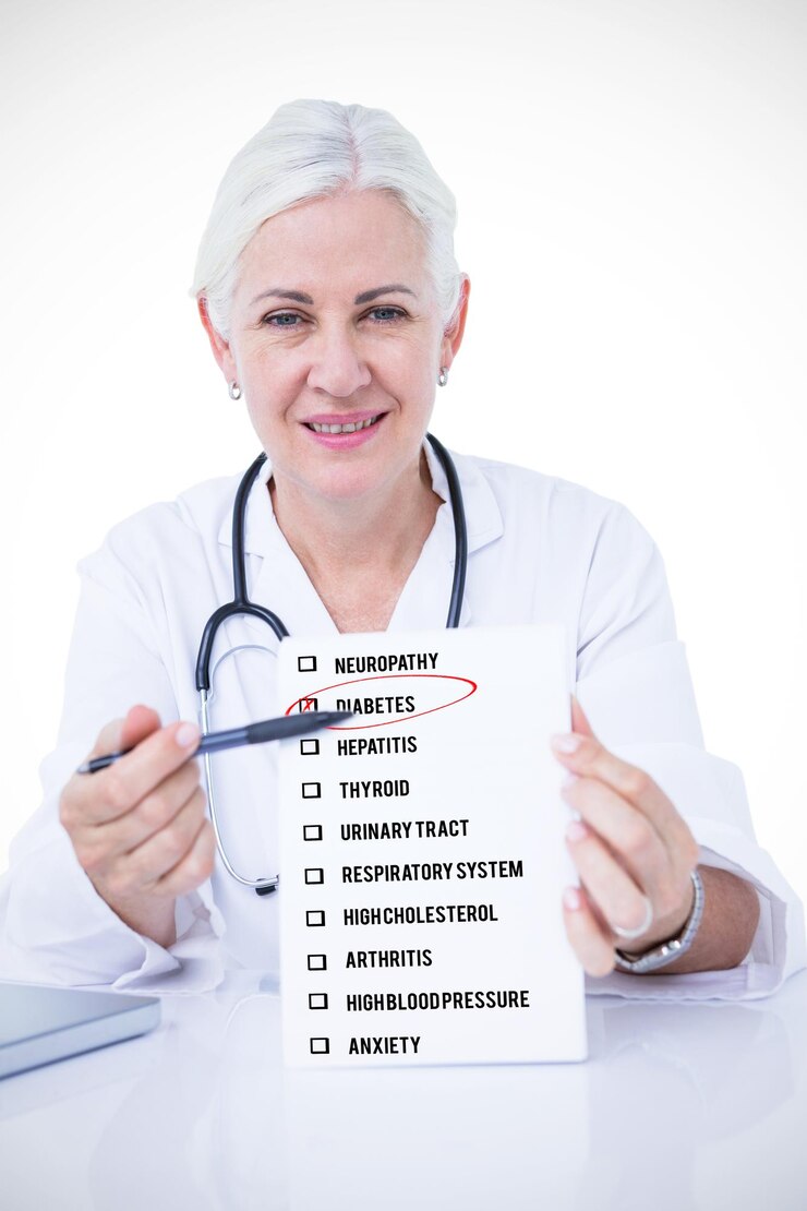 Foto retrato de una doctora sonriente sosteniendo un bloc de notas y un bolígrafo en el escritorio contra la lista de control de enfermedades