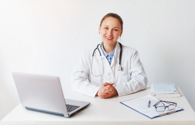 Retrato de una doctora sonriente en su lugar de trabajo.