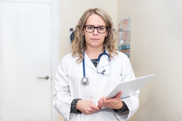 Retrato de una doctora sosteniendo su carta de paciente