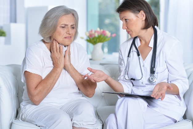 Retrato de una doctora y su paciente senior