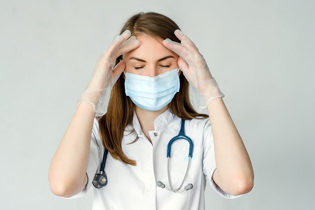 Retrato de doctora sufre de dolor de cabeza en la clínica