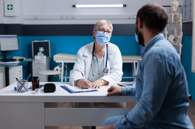 Retrato de una doctora trabajando en una oficina