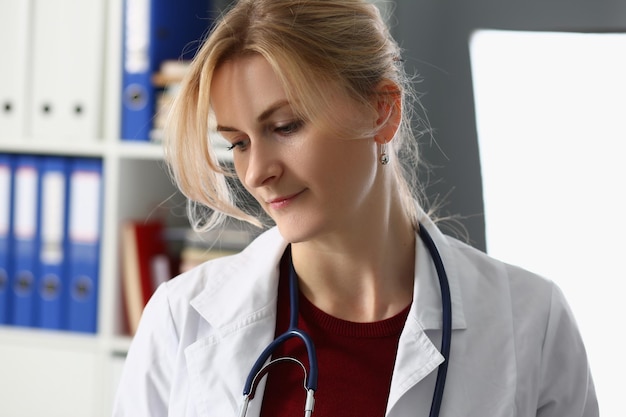 Retrato de una doctora triste en la clínica