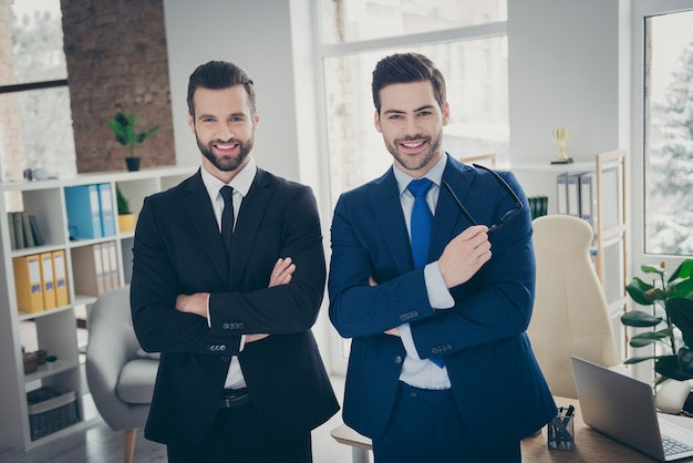 Foto retrato de dos agradable contenido atractivo inteligente inteligente ambicioso experimentado hombres alegres alegres experto especialista empleador hr ceo jefe jefe en loft industrial luz blanca interior lugar de trabajo estación