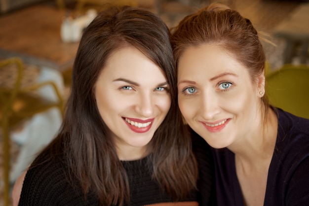 Retrato de dos amigos, sonrisa de mujer feliz en la cara