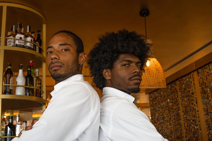 Foto retrato de dos camareros latinos