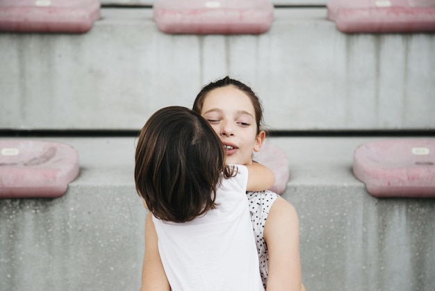 Retrato de dos chicas abrazadas