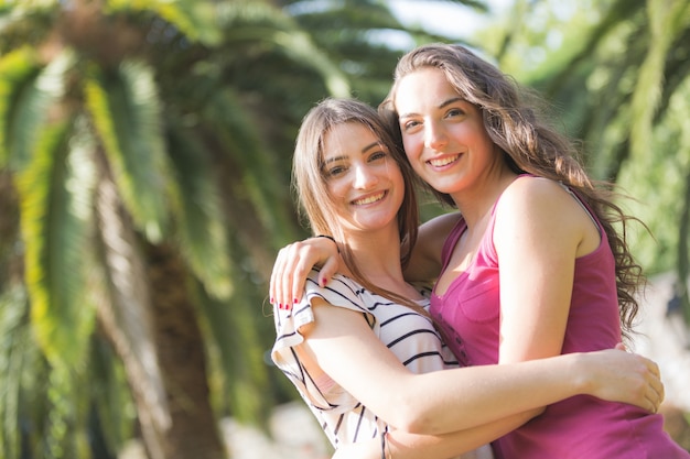 Foto retrato de dos chicas hermosas en el parque