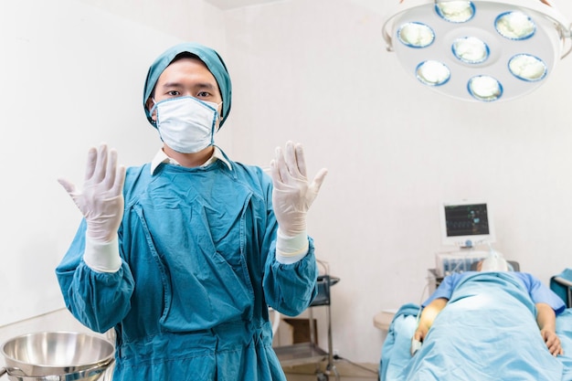 Retrato de dos cirujanos de pie en el quirófano Cirugía y concepto de emergencia
